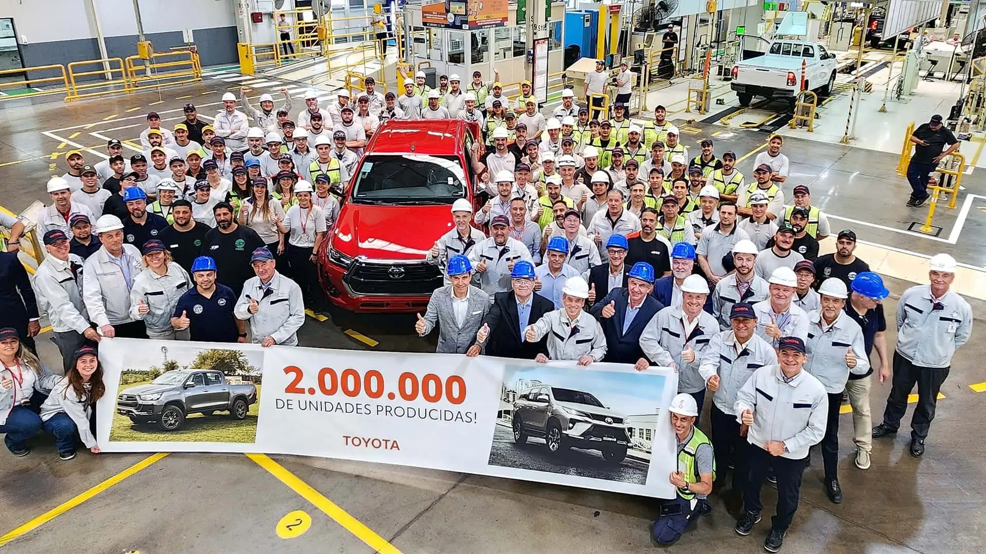 La Nueva Toyota Hilux Srx Ahora Con Trochas Ensanchadas Y Varios