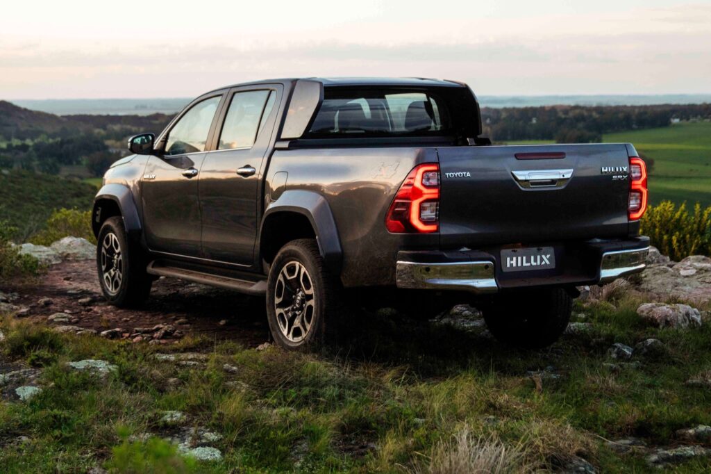 La Nueva Toyota Hilux Srx Ahora Con Trochas Ensanchadas Y Varios